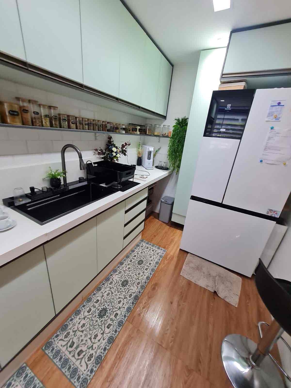 Cozinha planejada com cuba gourmet multifuncional