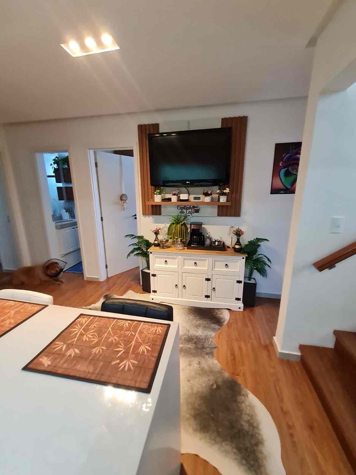 Sala de TV com painel em madeira