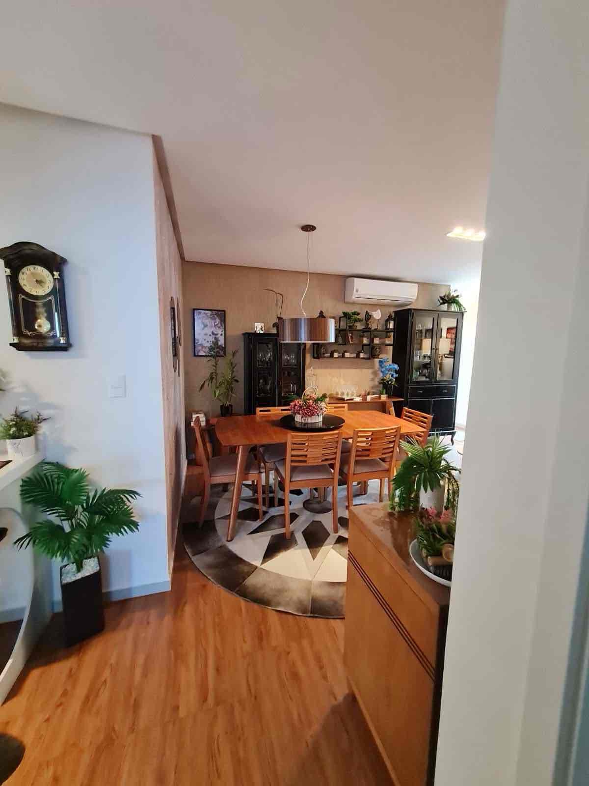 Sala de jantar com mesa para oito lugares