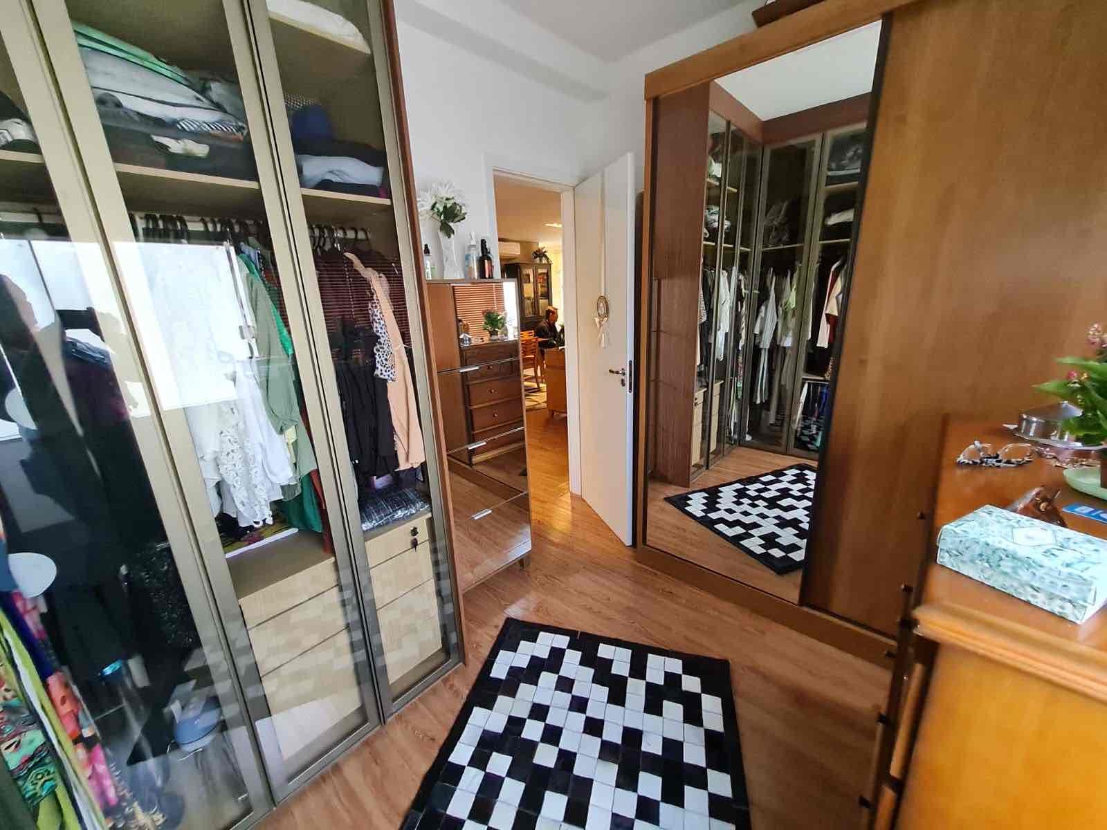 Closet com portas de vidro