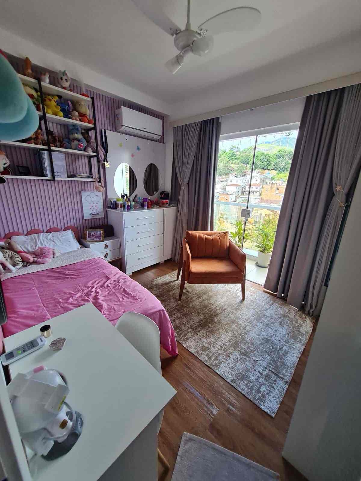 Quarto amplo com janela panorâmica