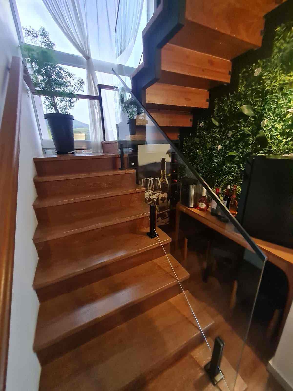 Escada em madeira com jardim vertical